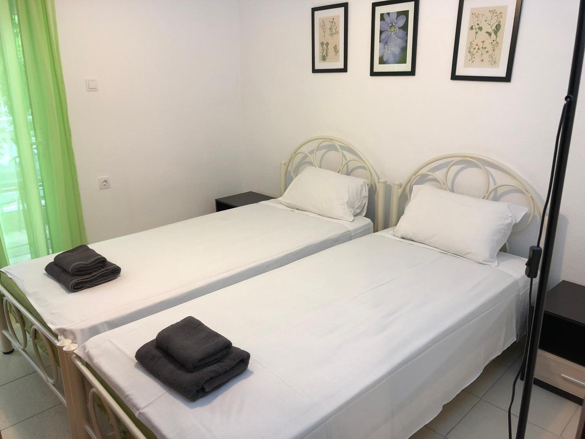 Irida Apartments Néa Skióni Rom bilde